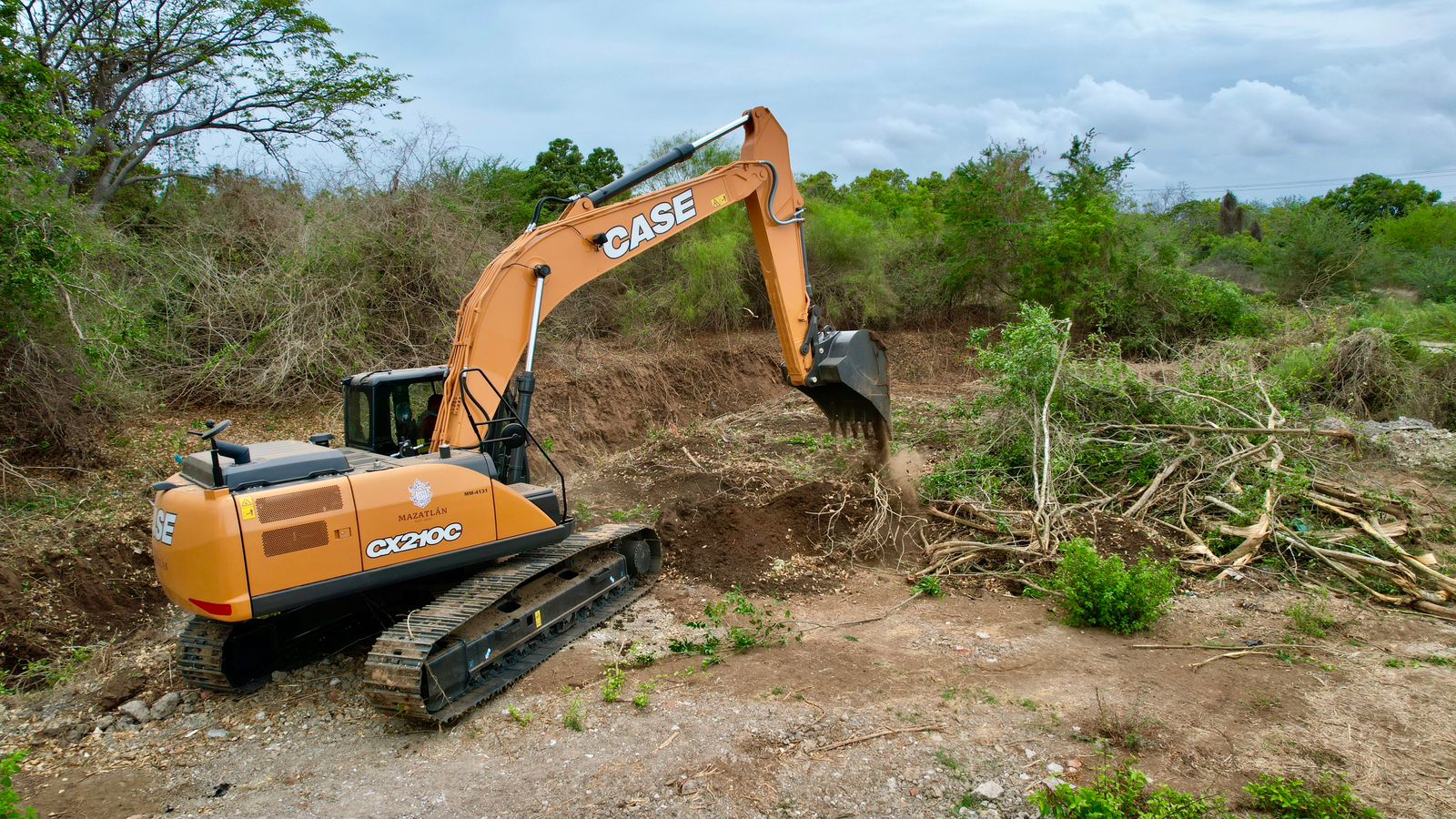 Ayuntamiento de Mazatlán estrenó maquinaria para la limpieza de canales ante las lluvias
