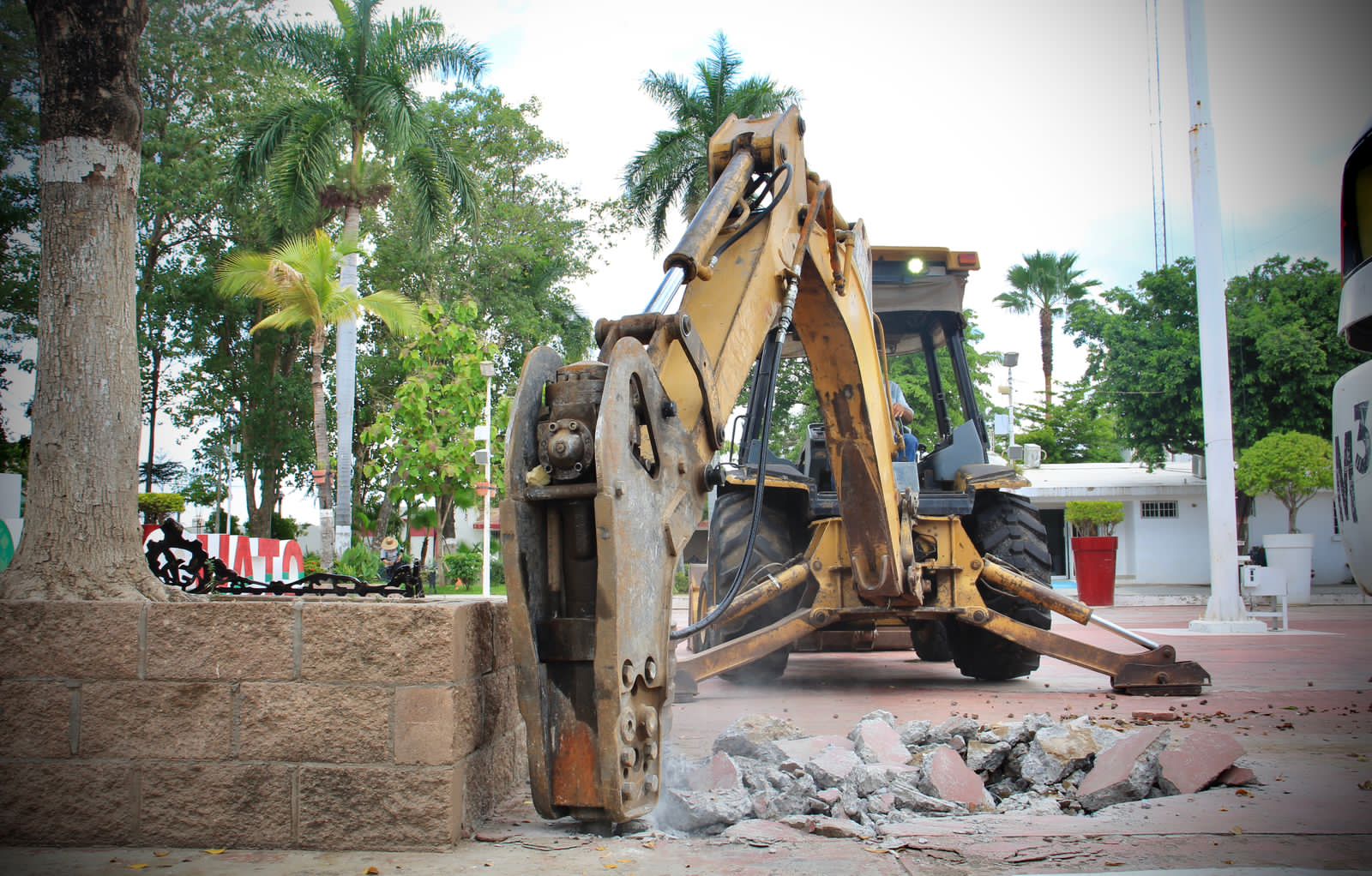 Badiraguato continúa en el camino de urbanización; inician trabajos en zócalo principal