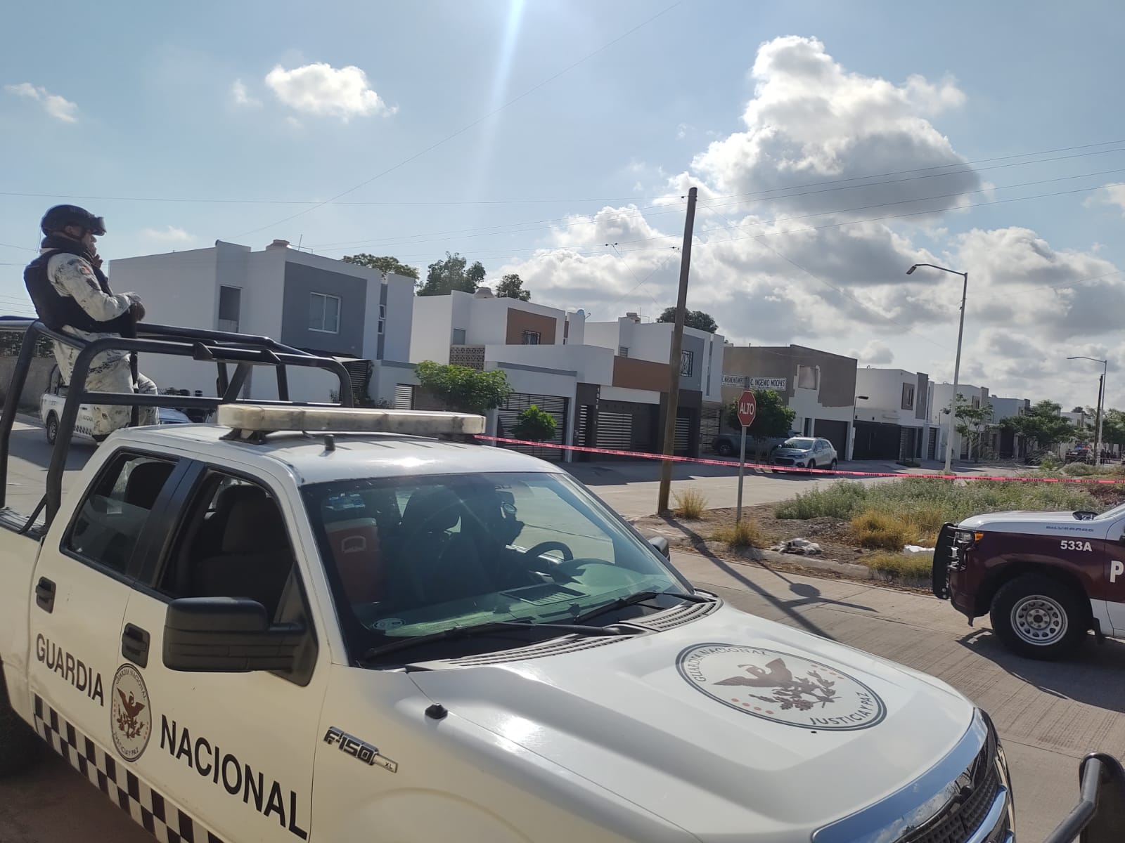 Balean automóvil en la finca Rosales al sur poniente de Los Mochis