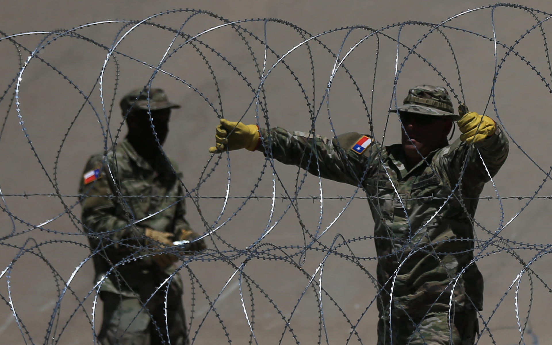 ¿Y la demanda? Texas refuerza barricada en el río Bravo, pese a orden de EU de retirarla por violar la Ley de Ríos