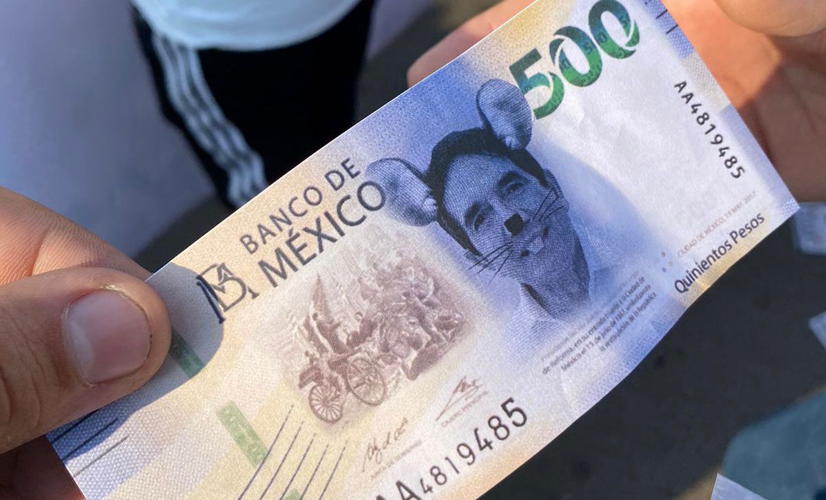 (VIDEO) Desde un dron lanzan papeletas y billetes contra Cuén y Madueña en marcha del PAS en Culiacán