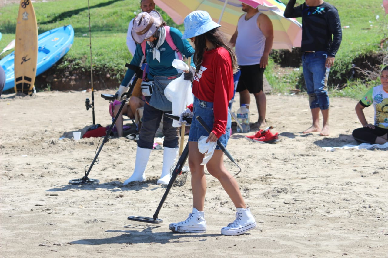 Buscan ‘tesoros’ en las playas; realizan el Detectur en Mazatlán para concientizar y disminuir contaminación