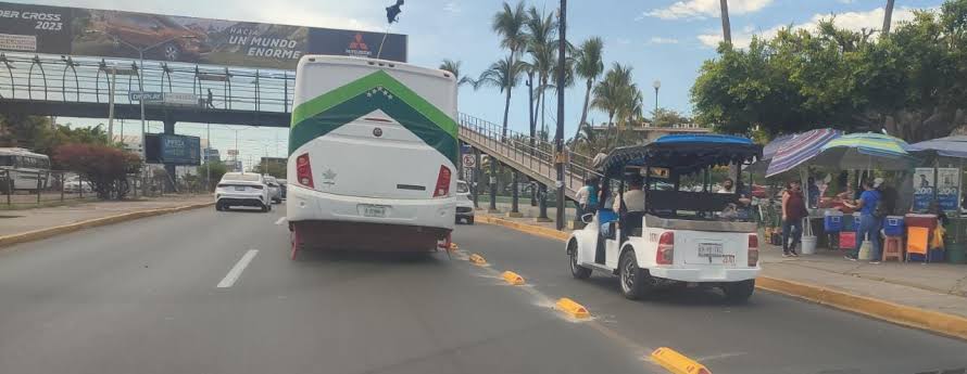 Transito les dan ultimátum o sanción a choferes de camiones en Mazatlán por no usar el carril preferencial