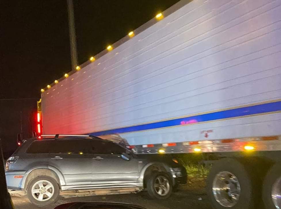 Camioneta familiar choca contra tráiler y queda debajo del remolque al sur de Mazatlán