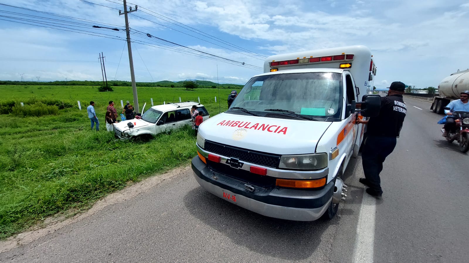 Camioneta termina fuera de la carretera tras explotarle un neumático al sur de Mazatlán