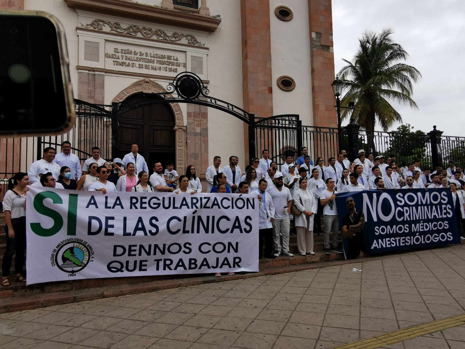 Catean casa de médico en BCS y le encuentran fentanilo para uso médico; comunidad médica marcha a su favor en Culiacán