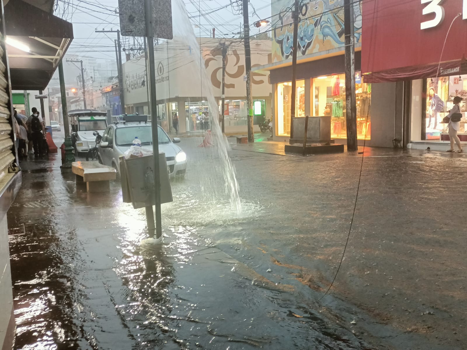 Se vuelven ríos calles del Centro de Mazatlán
