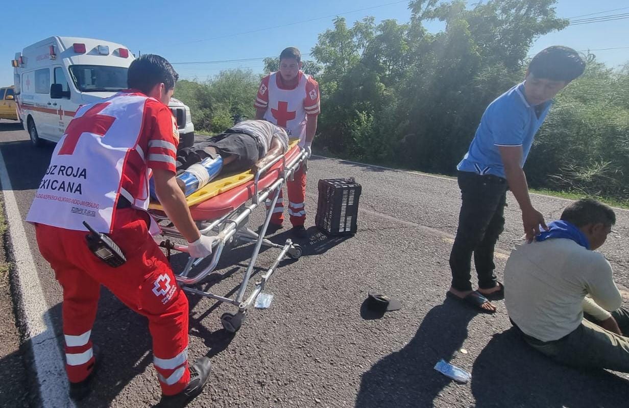 Chocan dos motociclistas en Villa Juárez, Navolato, y resultan lesionados de consideración