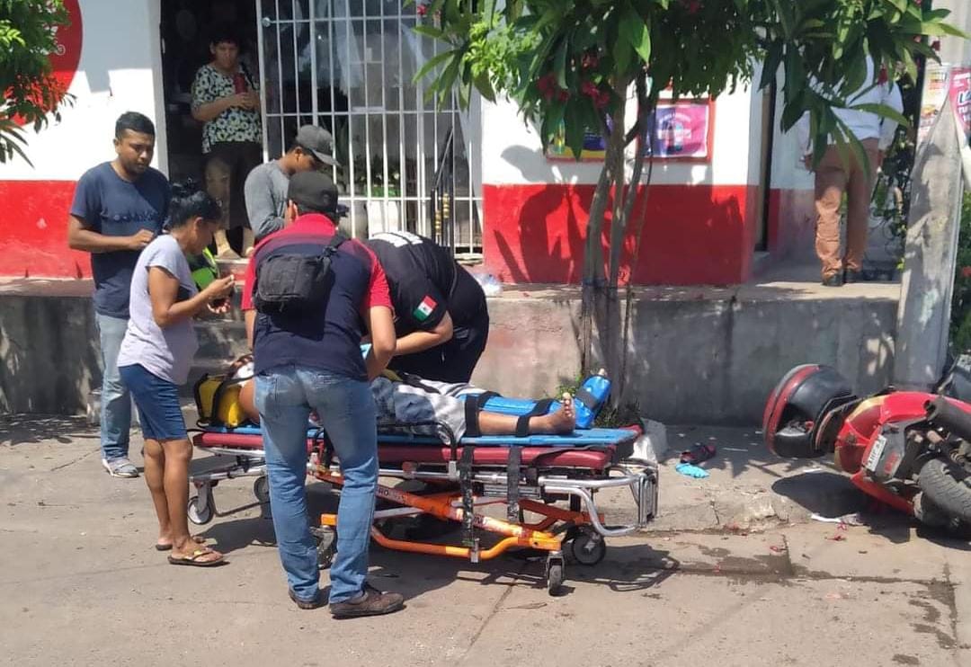 Chocan dos motociclistas en la colonia Estero y los llevan al hospital en Mazatlán