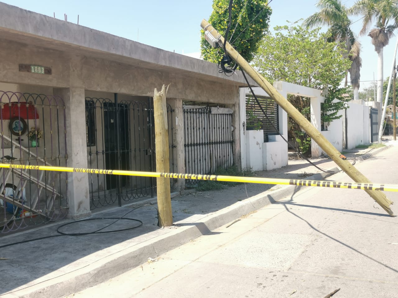 Chofer de un tráiler derriba tres postes y deja sin energía eléctrica a vecinos de la colonia Estrella en Los Mochis