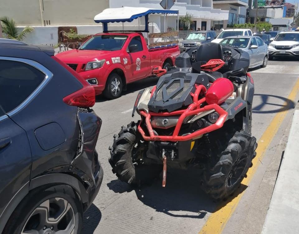 Choque entre camioneta y cuatrimoto deja dos lesionados sobre la Avenida Del Mar en Mazatlán