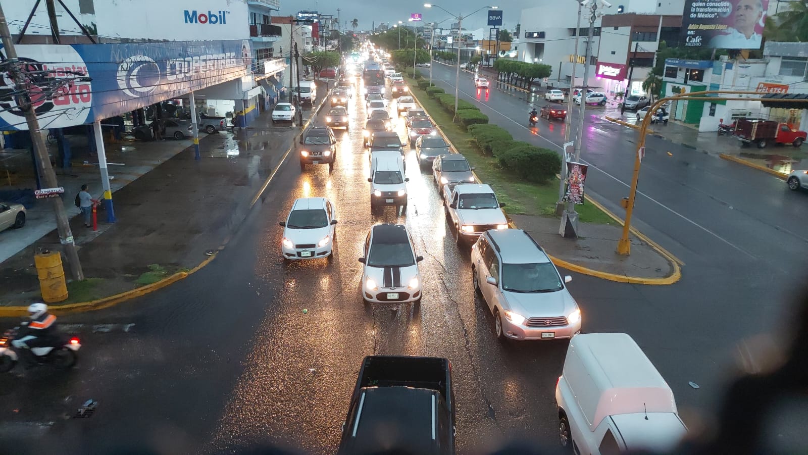 Colapsa el tráfico en Mazatlán tras sorpresiva fuerte lluvia y vientos