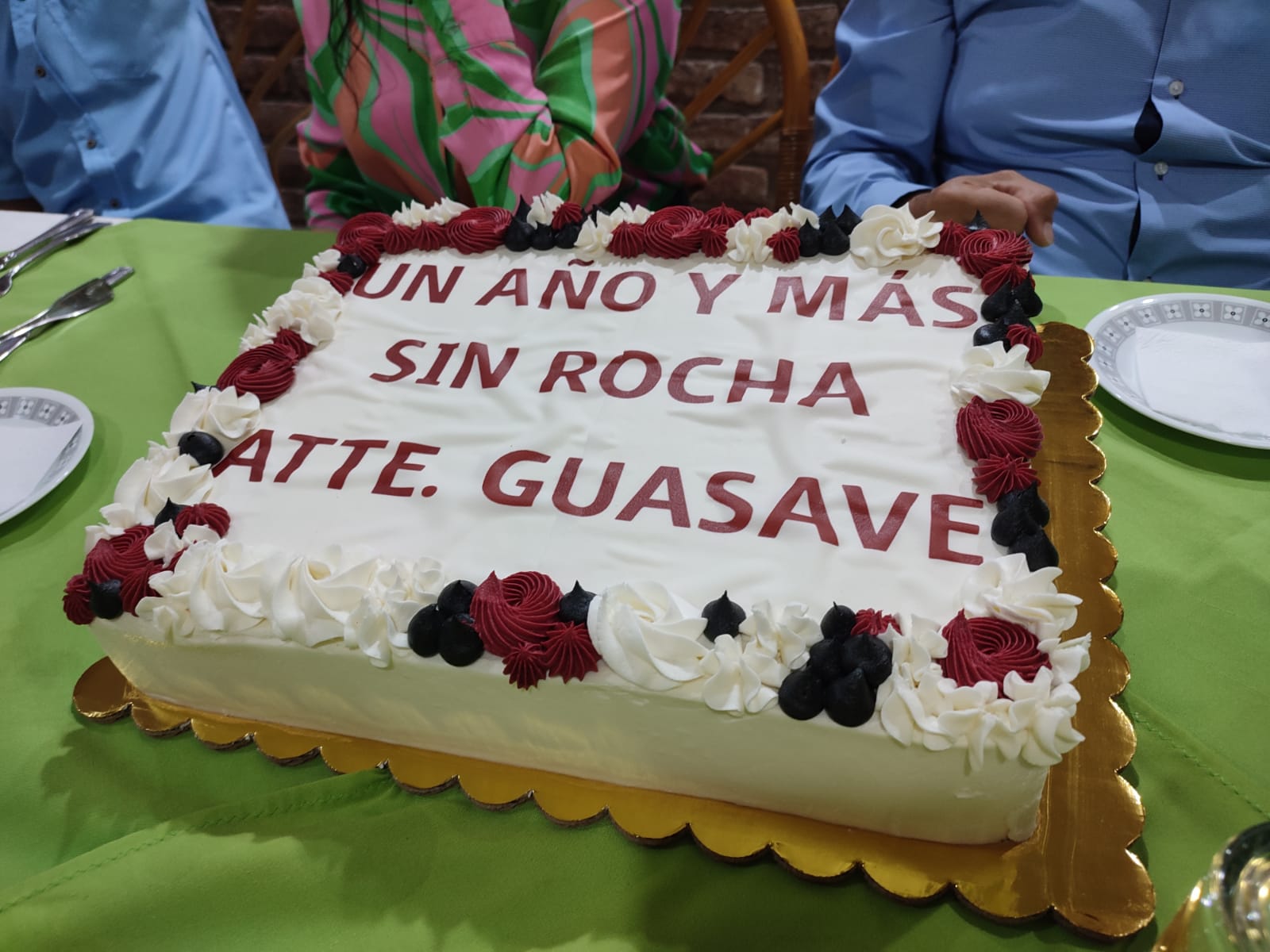 Con pastel conmemora excandidato a la alcaldía que Rocha cumple un año sin visitar Guasave