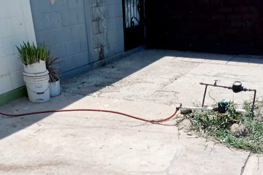 Con un chorrito de agua al día viven vecinos de la Infonavit Mochicahui; en cubetas suben el agua para el baño