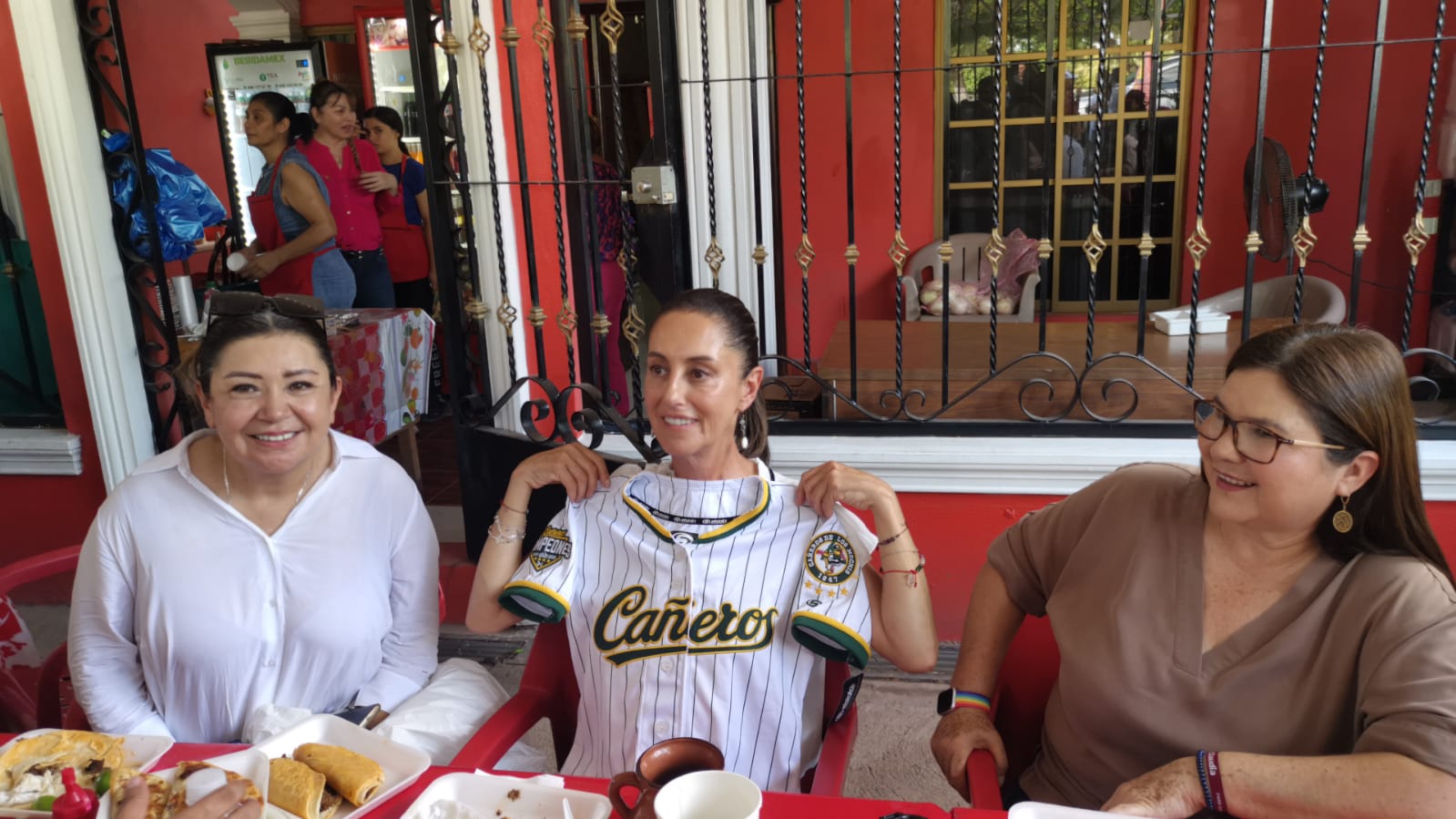 Con una birria, empanadas, y las casacas de Cañeros y Pioneros, ‘apapachan’ a Claudia Sheinbaum en Los Mochis