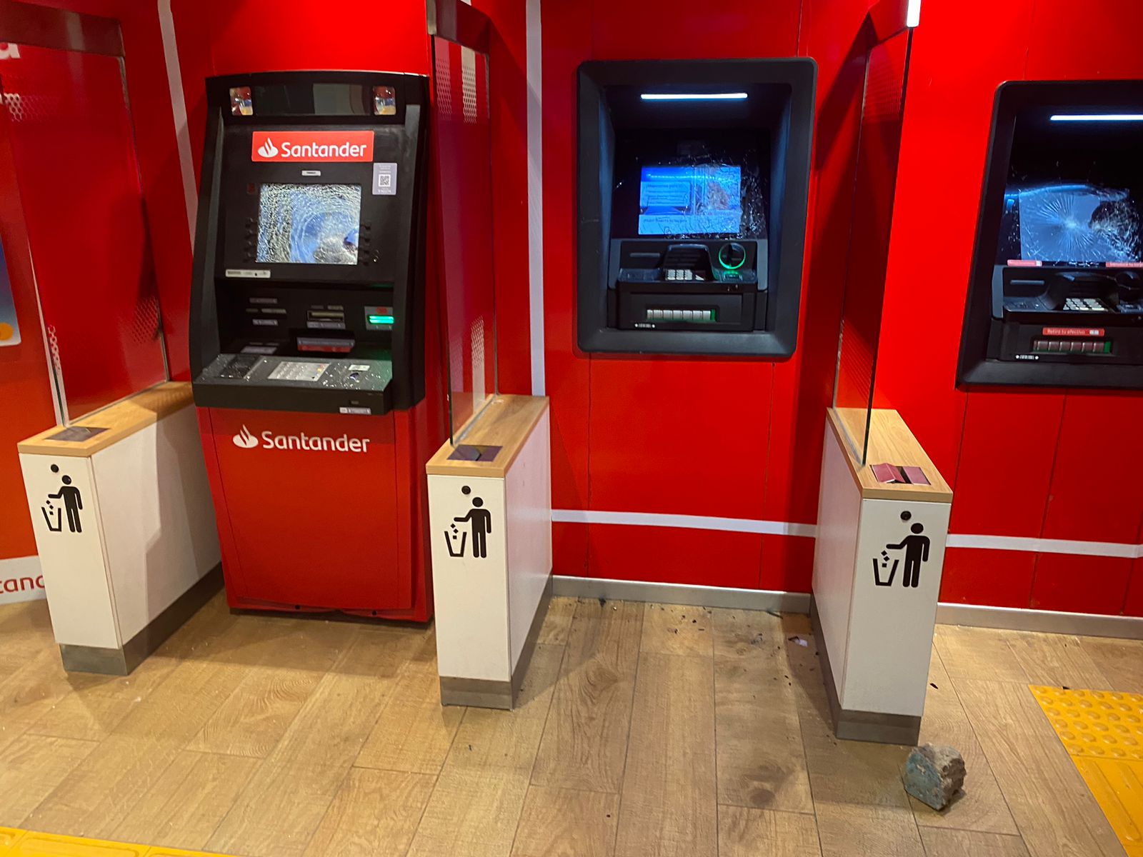 Con una piedra, vandalizan cajeros bancarios en sucursal de Mazatlán