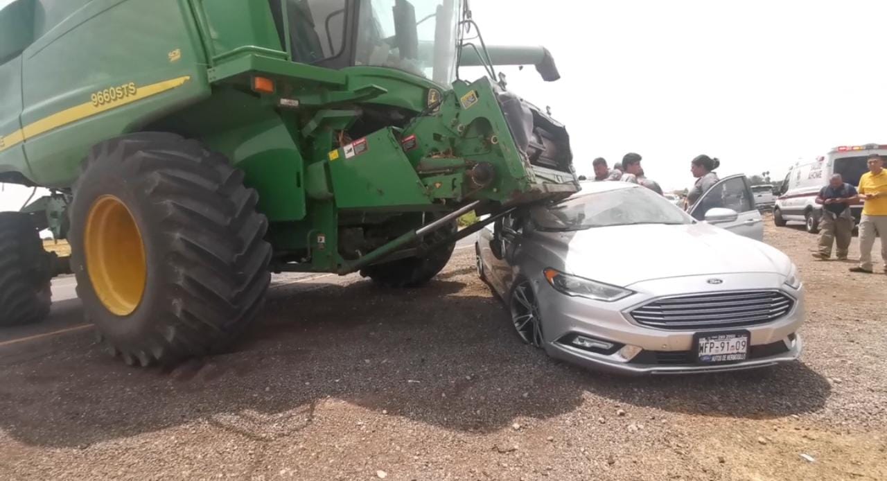 Chocan automóvil y trilladora en la México 15 en Ahome