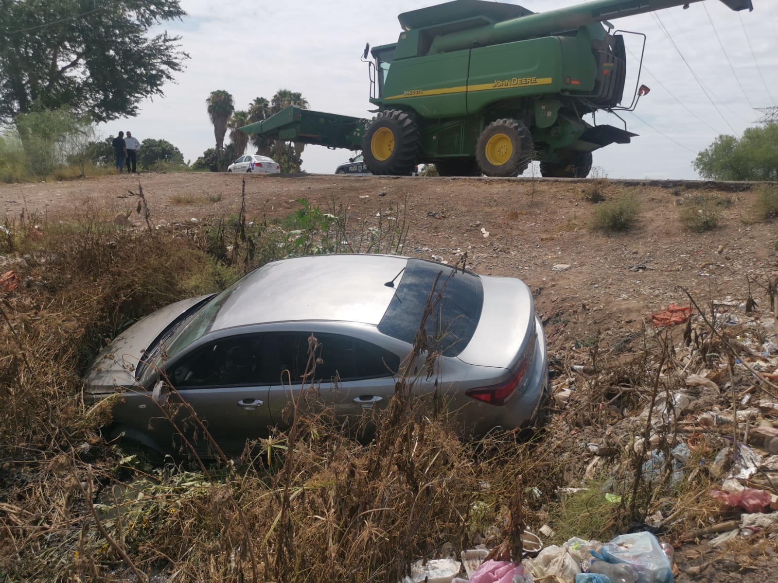 Conductora se va de paso y cae a un dren del ejido Goros 2, en Ahome; dos menores resultan con lesiones