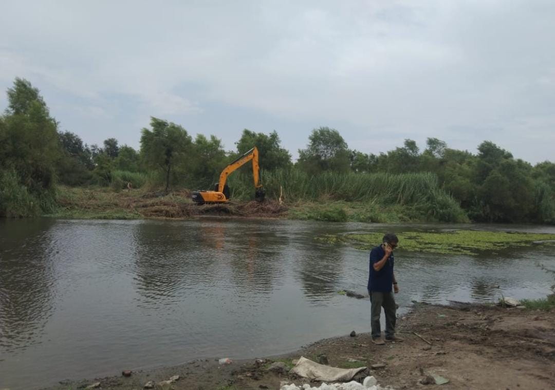 Contra el riesgo de inundaciones retoman trabajos de limpieza en Guasave en el río Sinaloa