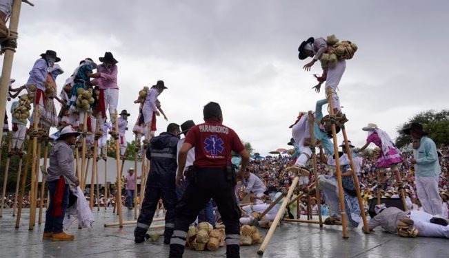 Danzantes de la Guelaguetza caen de escenario de 2 metros de altura en plena presentación