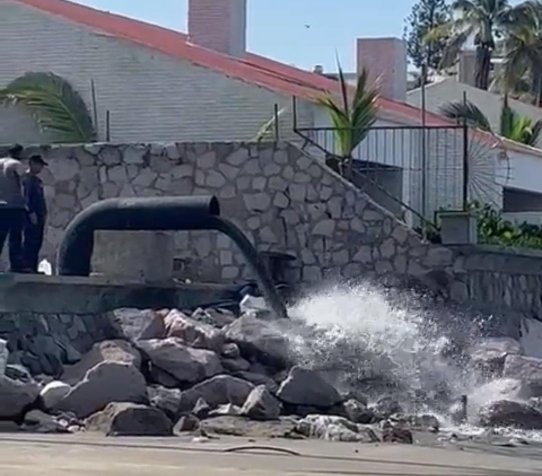 Denuncian descargas de aguas negras a playas de Mazatlán, al parecer es en Zona Dorada