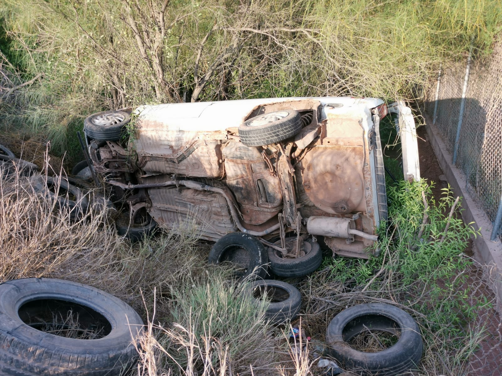 Don Haro pierde el control de su automóvil y queda volcado por la carretera estatal Lateral 18, en Los Mochis