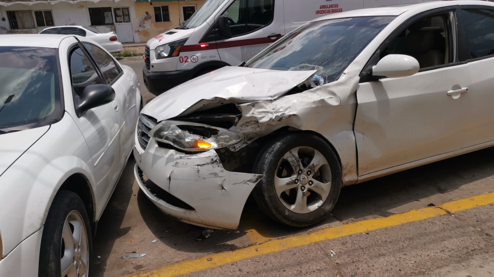 Dos lesionados y cuantiosos daños deja accidente en el sector centro de Los Mochis