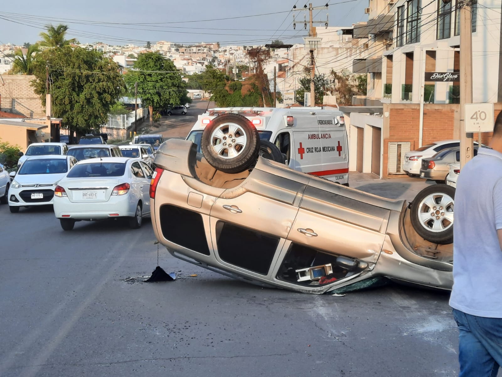 Automovilista choca contra vehículo estacionado y vuelca, en Cañadas ...