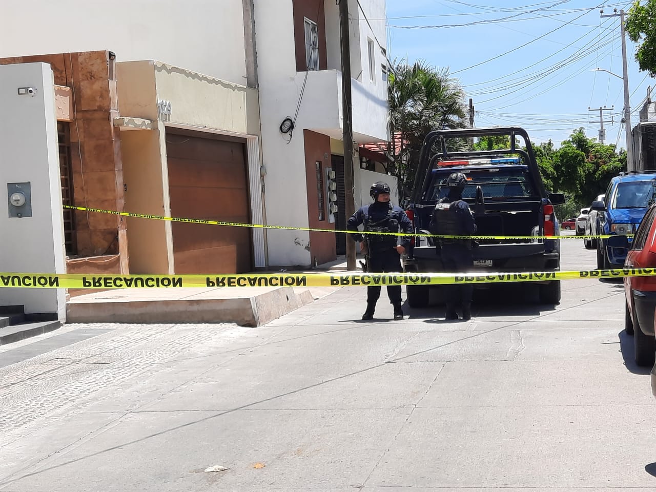 En las escaleras de un domicilio de Culiacán, localizan asesinado a balazos a un joven de 22 años
