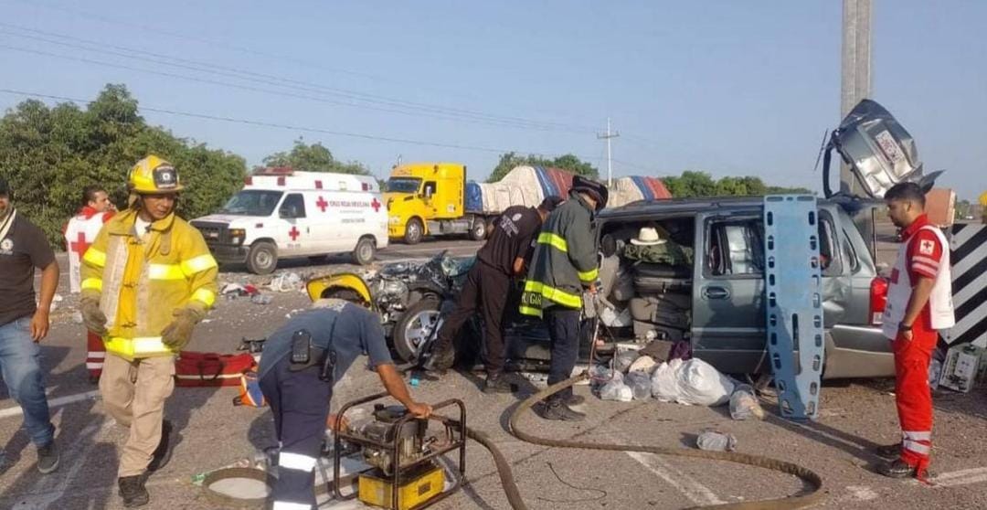 ‘Encontronazo’ entre camioneta y tráiler deja cuatro heridos al sur de Escuinapa