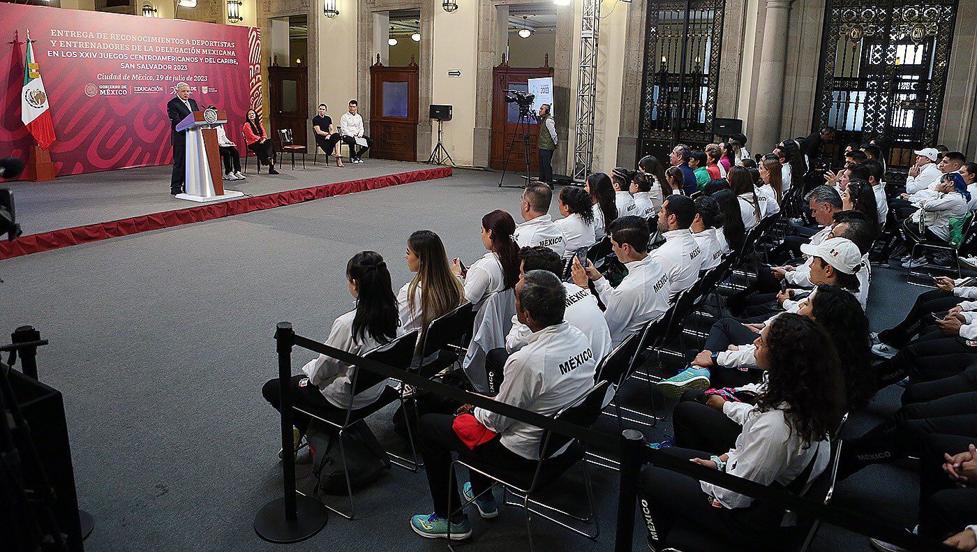 AMLO entrega reconocimientos a deportistas de Juegos Centroamericanos y del Caribe 2023