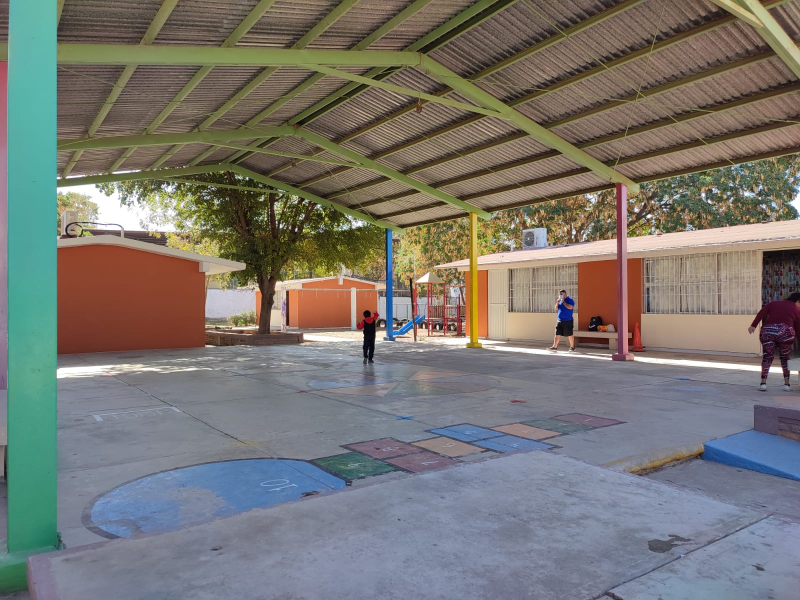 No alcanzan los policías para cuidar escuelas en vacaciones; llama la SEPyC a integrar comités de vigilancia