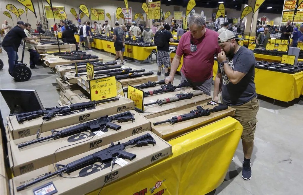 Lo detienen por comprar armas en ‘expos’ en EU y revenderlas para que fueran contrabandeadas a México