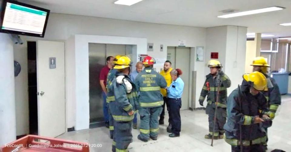 Cero y vas tres en un mes… Falla elevador en el IMSS de Guadalajara; rescatan a tres personas