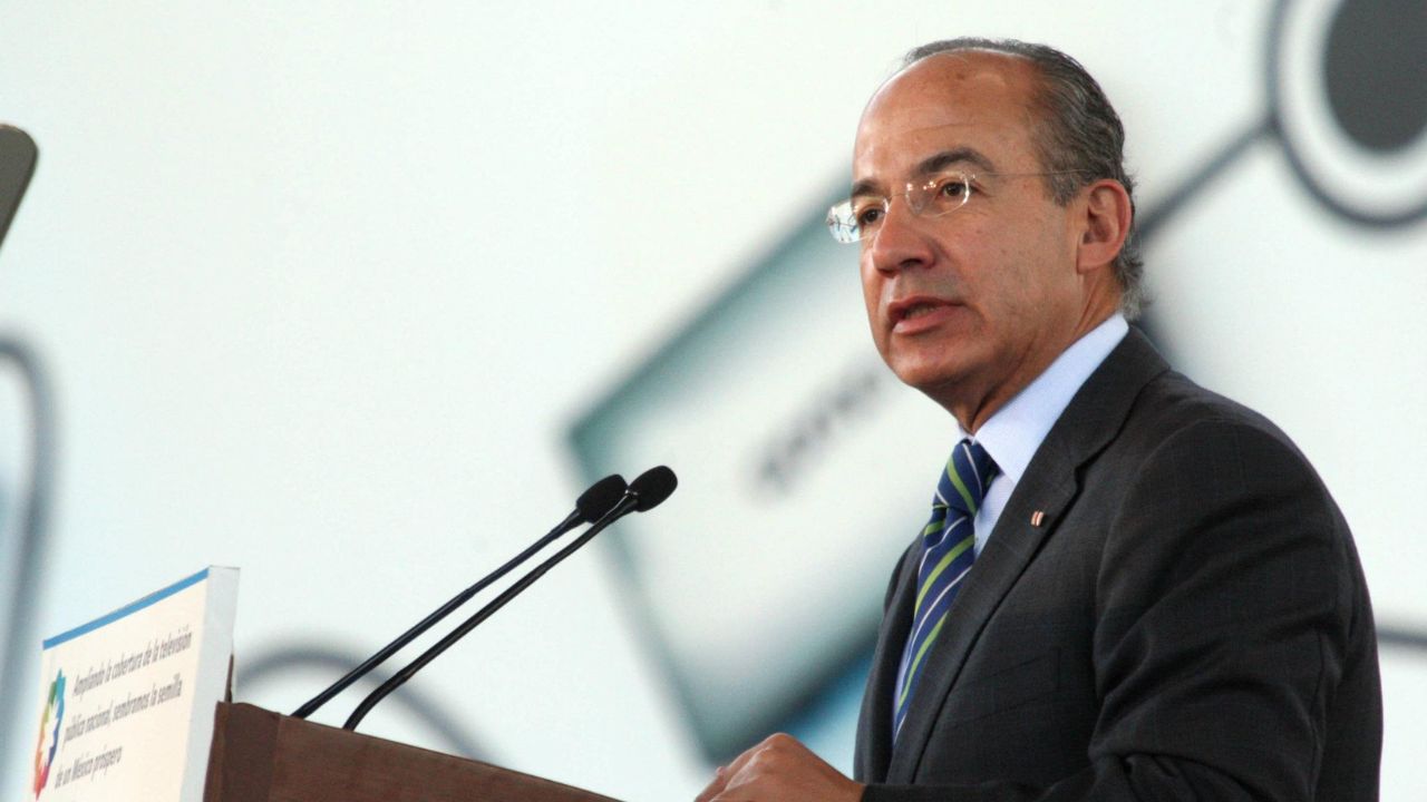 ‘Está tremendo’, critica AMLO expresiones groseras de Calderón ante tragedia en elevador del IMSS