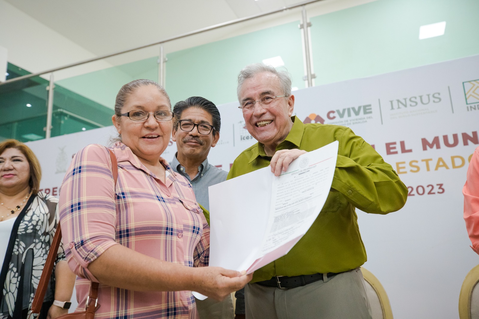 ¡Con todas las de la ley! más de 3 mil 500 guasavenses reciben su título de porpiedad