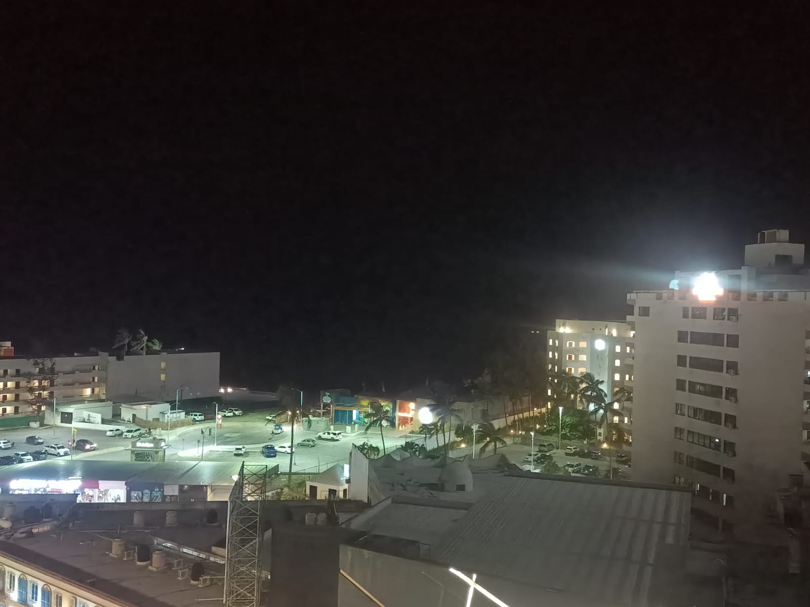 Hubo cristales de hoteles y autos de huéspedes dañados con la última lluvia en Mazatlán