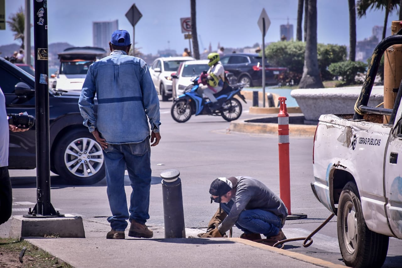 Implementan mejoramiento de la zona costera retirando equipamiento urbano deteriorado en Mazatlán