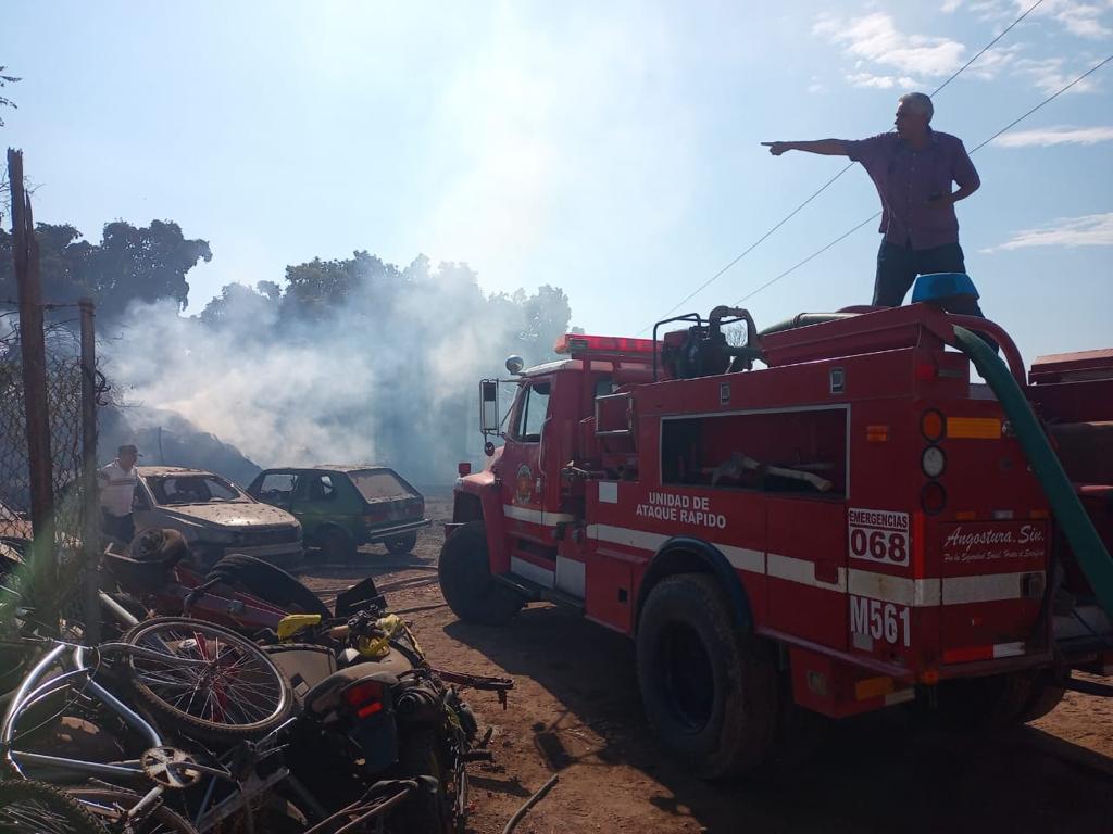 Incendio de más de mil pacas de alfafa se sale de control, en Angostura; se evacuó a una persona