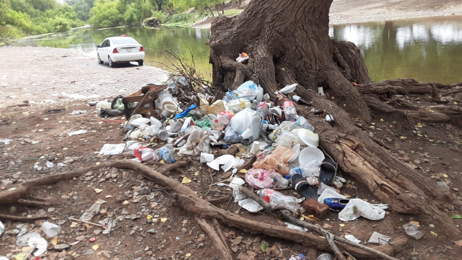 ¡Total falta de conciencia! Invita Ecología a limpieza urgente del río en Guasave; visitantes no se llevan su basura