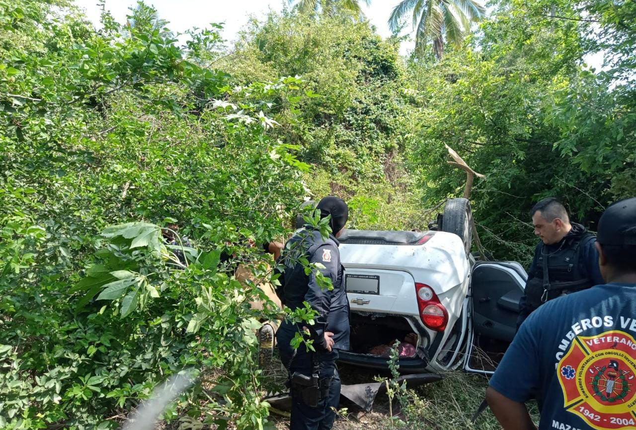 Jueves de volcaduras en Mazatlán; uno en El Vainillo y otro en El Pozole hacia Villa Unión