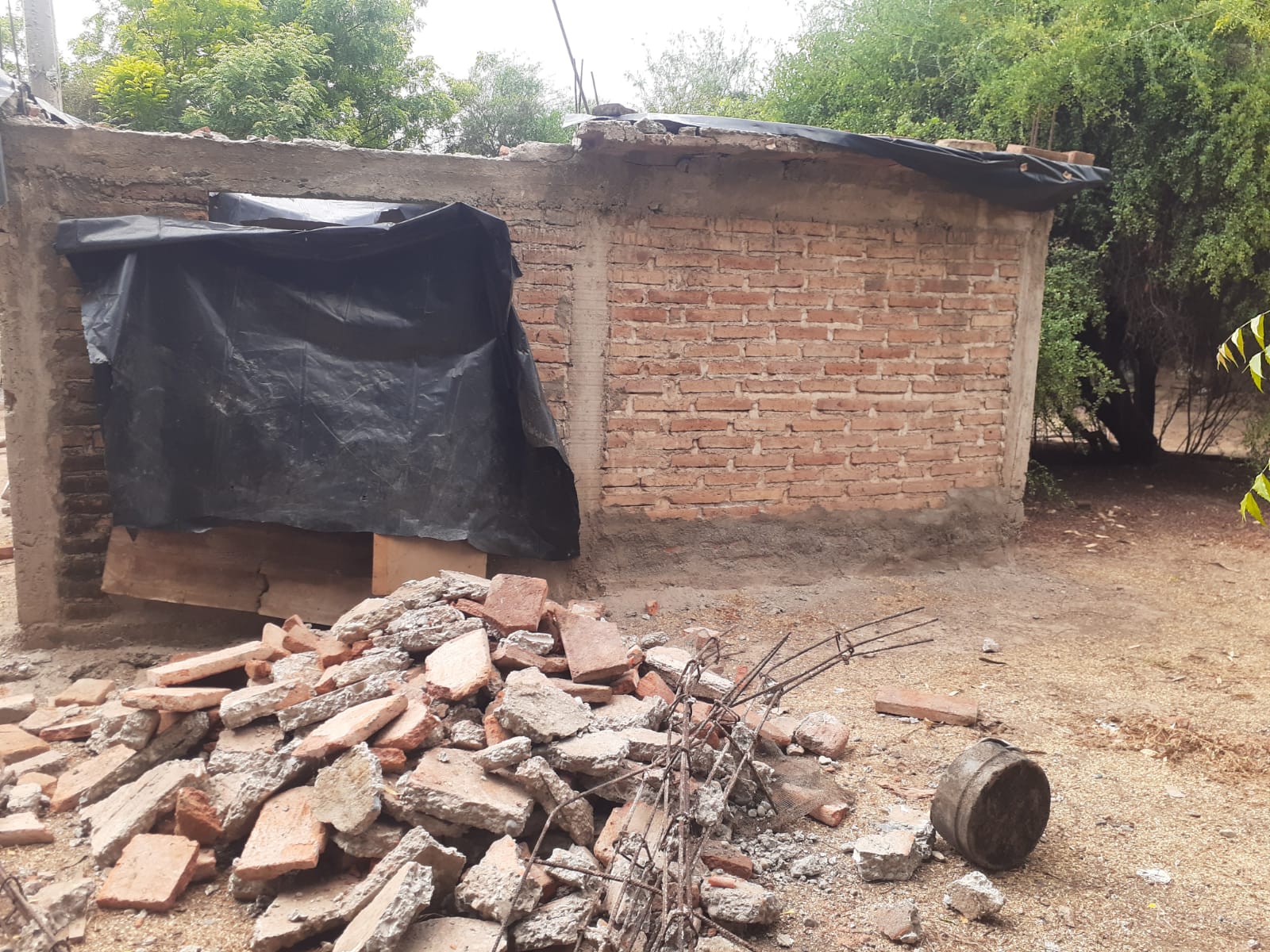 La familia Hernández lo perdió todo, se les vino el techo de su casa encima; piden ayuda en Guasave