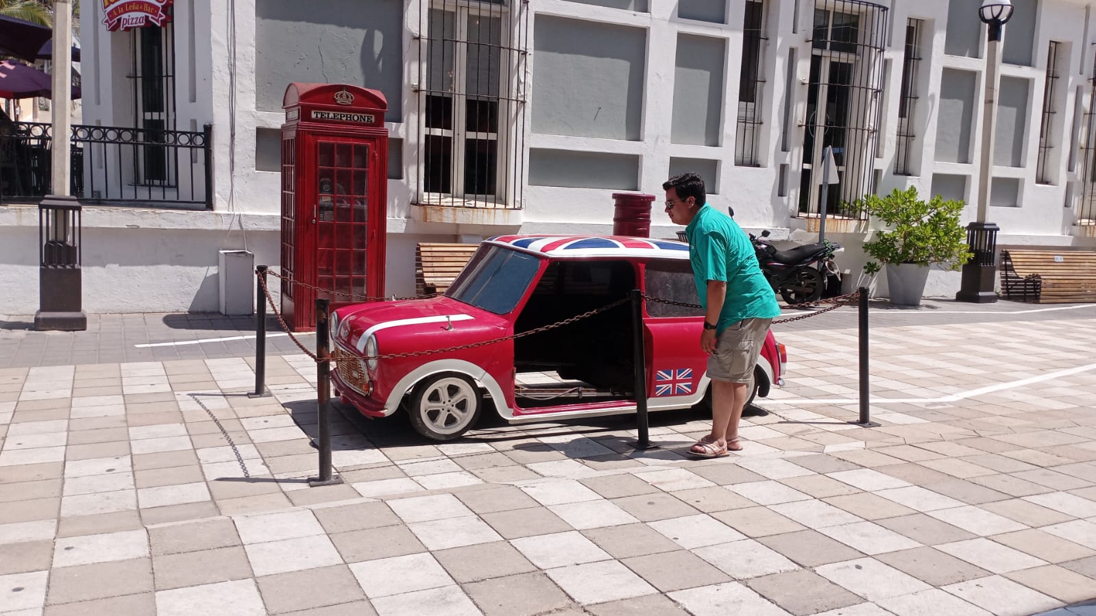 Si la ven en la chatarrera ¡avisen! Le roban una puerta al Mini Copper del Callejón Liverpool en Mazatlán