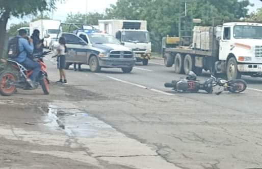 Lesionado y sobre la carretera dejan a motociclista al sur de Mazatlán