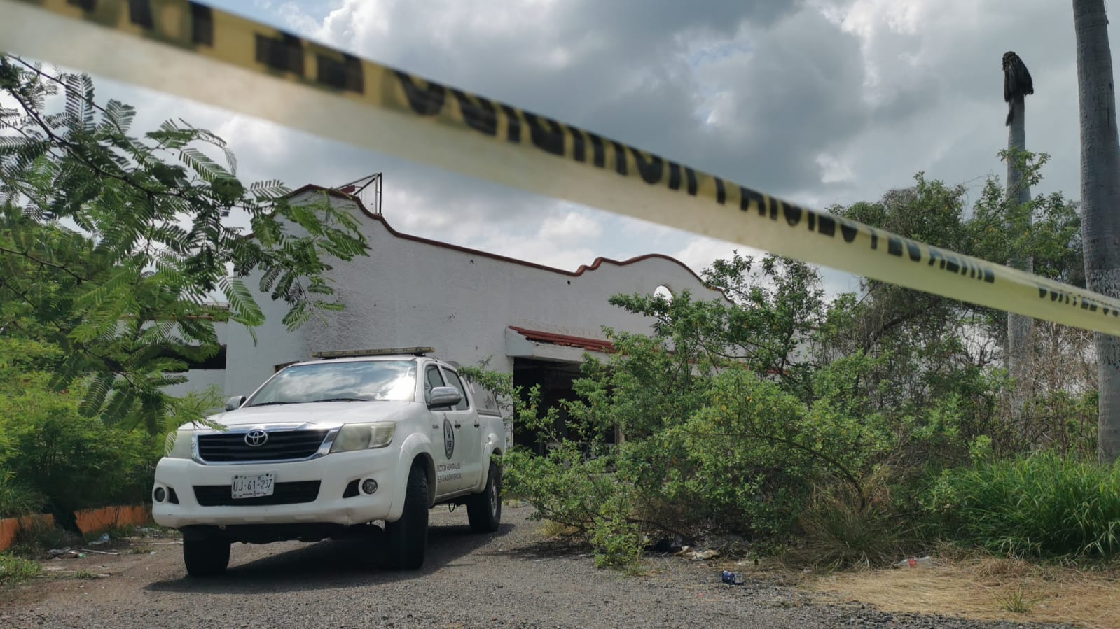 Localizan cuerpo sin vida, encobijado y en avanzado estado de descomposición en ruinas de motel de Culiacán