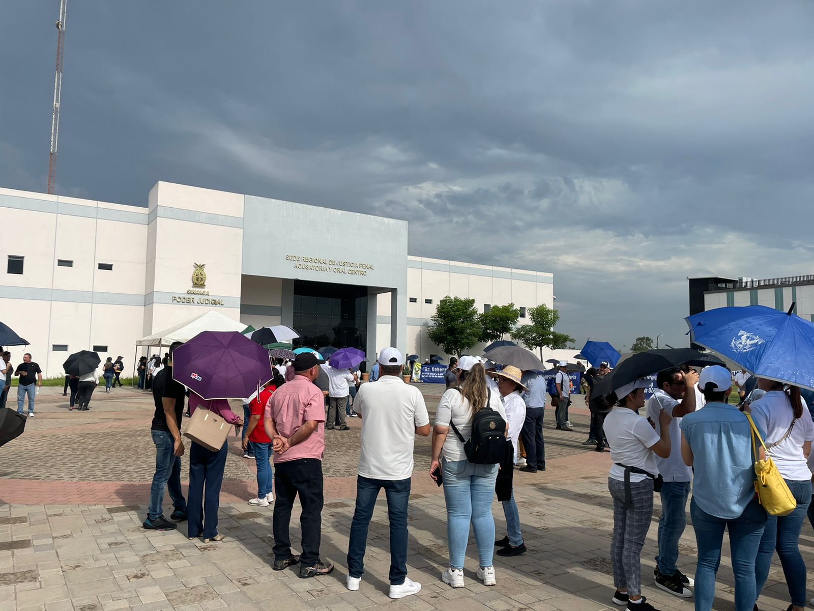¡En caravana! Madrugan trabajadores de la UAS a apoyar al rector en su primera audiencia ante la autoridad