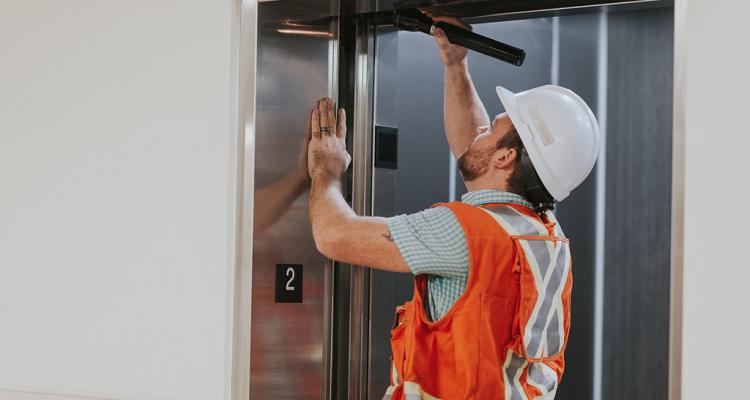 Compañía que da mantenimiento a elevador del IMSS, donde murió niña, da servicio a los del Metro de la CDMX