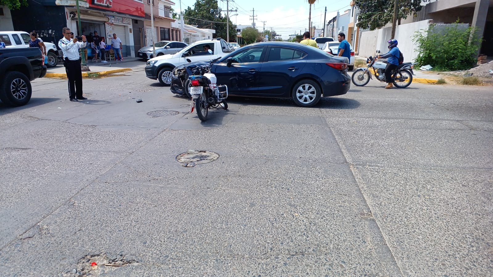 Manuel terminó lesionado al ser arrollado por un vehículo cuando viajaba en su moto, en Guasave