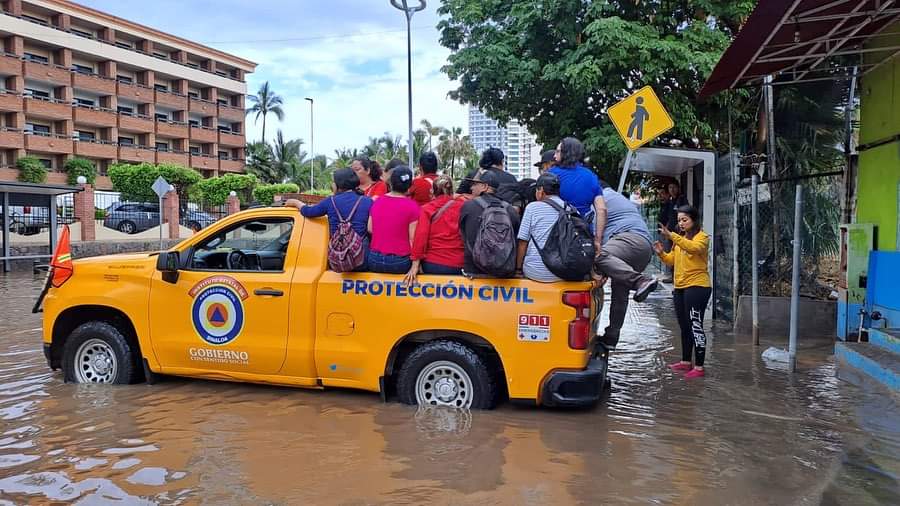 Rescatan entre 180 y 200 personas en Mazatlán este lunes ante inundaciones; se mantiene pronóstico de lluvias