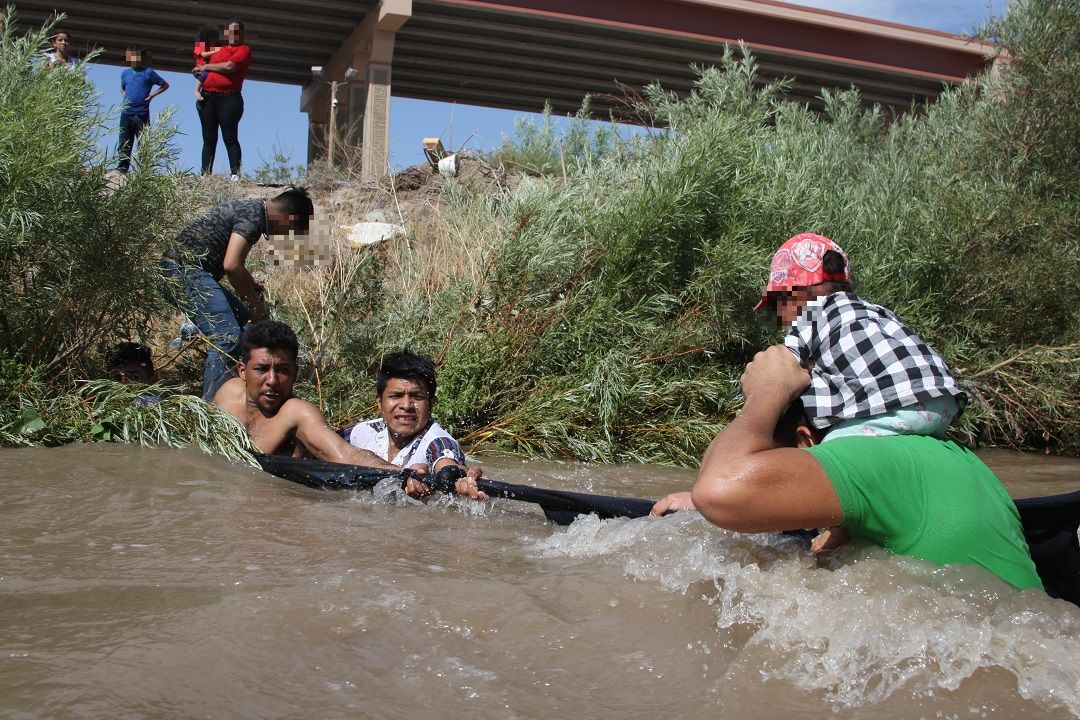 ¿Qué opina AMLO sobre la orden de Texas de ‘empujar niños migrantes al río’?
